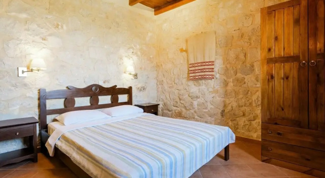 Stone Holiday Home in Lagkada with Garden Offering Sea Views, Prenota Casa vacanze Ville a Creta, Villa