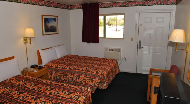 Standardowy czteroosobowy pokój Rodeway Inn Tucson