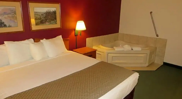 Люкс AmericInn by Wyndham Manitowoc