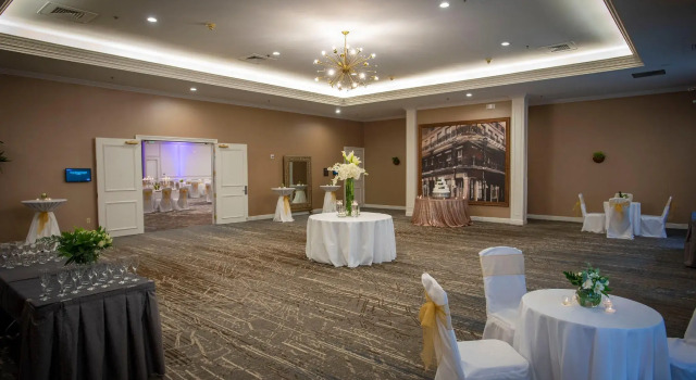 Hampton Inn and Suites New Orleans Convention Center, Забронировать Отель Отели Нового Орлеана с парковкой, рядом с Spanish Plaza, Парковка