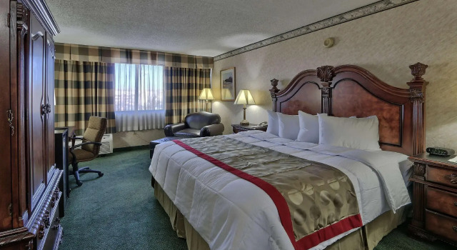 Двухместный номер с видом на горы Ramada by Wyndham Albuquerque Midtown