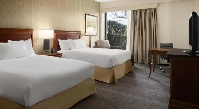 Четырёхместный номер Standard DoubleTree by Hilton Hotel & Executive Meeting Center Somerset