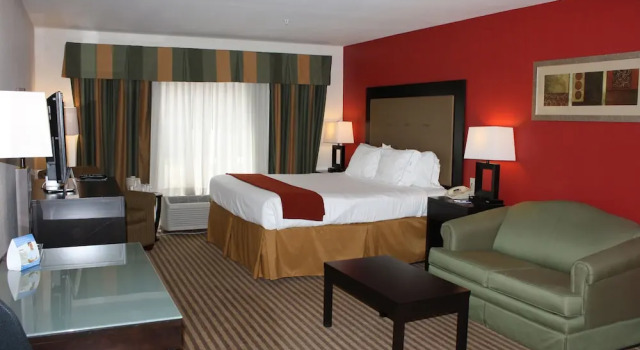 Четырёхместный номер Standard Holiday Inn Express Hotel & Suites Livingston by IHG