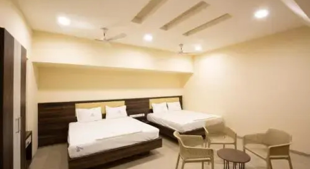 Ponnis Hotel