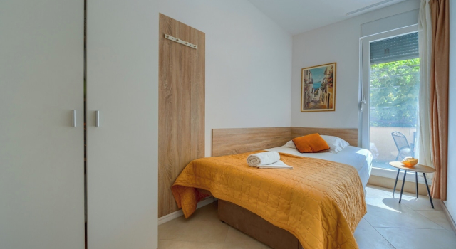 A 2 Comfortable apt w Terrace & Garden, Near Beach