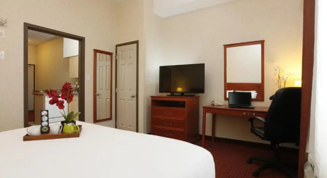 Люкс Pomeroy Inn and Suites Dawson Creek
