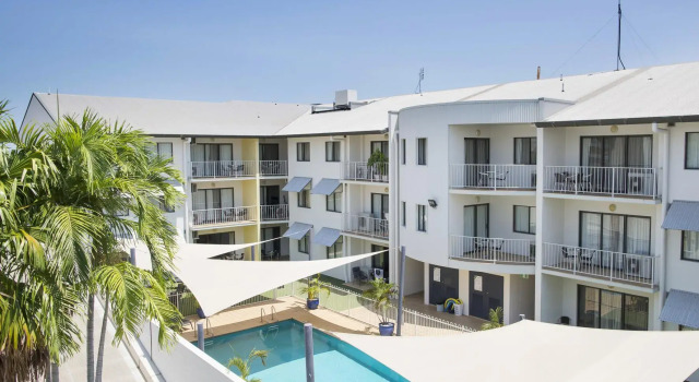 Полулюкс Metro Advance Apartments & Hotel