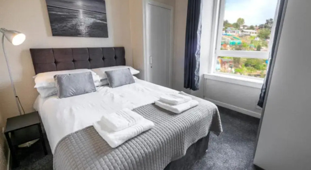 ☆ Bright, 2 Bedroom West End Apartment ☆, Забронировать Апартаменты/квартира Отели Ангус с парковкой, Парковка