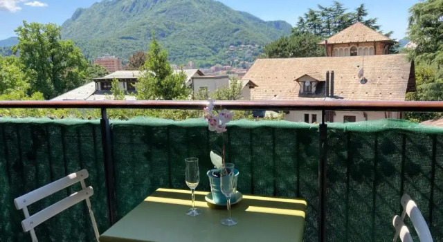 Апартаменты Spacious bright apartment near city center and Como lake with air conditioning