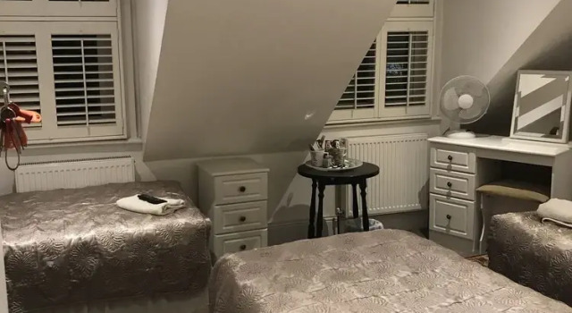 Acacia Villas Guest House, Забронировать Гостевой дом Отели High Weald с парковкой, Парковка