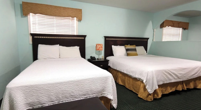Четырёхместный люкс Sunset Lodge Elgin near US 290 by Hotel O
