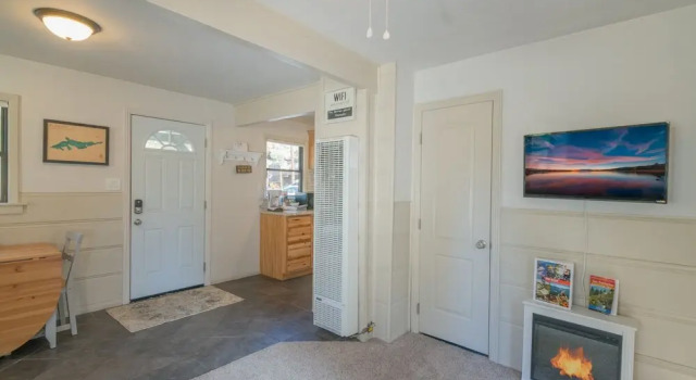 The Burrow - Charming, Cozy Cabin Close To The Lake And The Village! Fire Place! 1 Bedroom Home