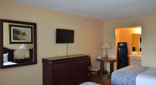 Четырёхместный номер Standard с красивым видом из окна Altamonte Springs Hotel and Suites