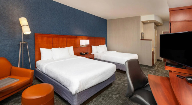 Четырёхместный номер Standard Courtyard by Marriott Santa Ana Orange County