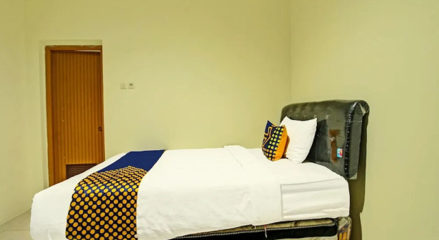 SPOT ON 91890 Kost Kalasan Syariah, Book Hotel Hoteller i Jombang med parkering, Parkering