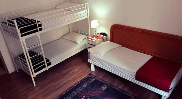 Кровать в общем номере Roman Place Affittacamere