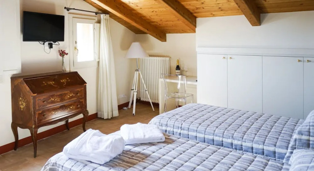 Трёхместный номер Standard с видом на город Casa Isolani Guest House Santo Stefano