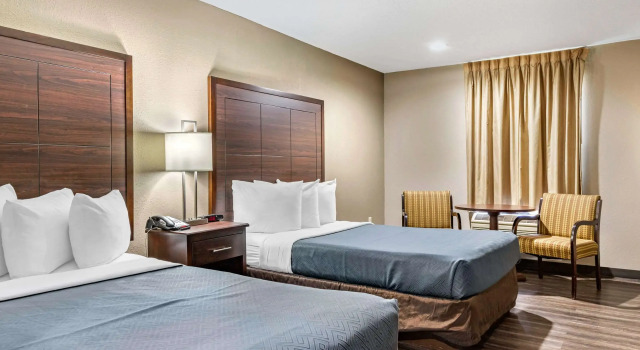 Четырёхместный номер Standard Econo Lodge Florence - Darlington