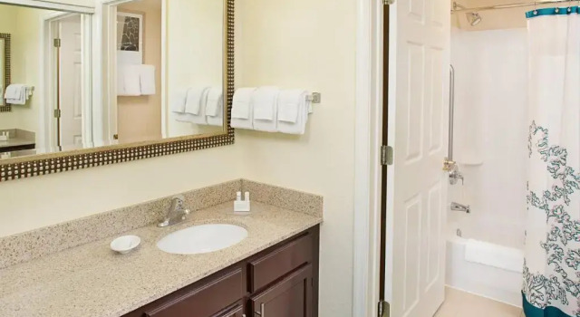 Двухместный люкс c 1 комнатой Courtyard by Marriott Richmond Northwest