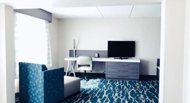 Люкс Comfort Inn & Suites Greenville Near East Carolina University