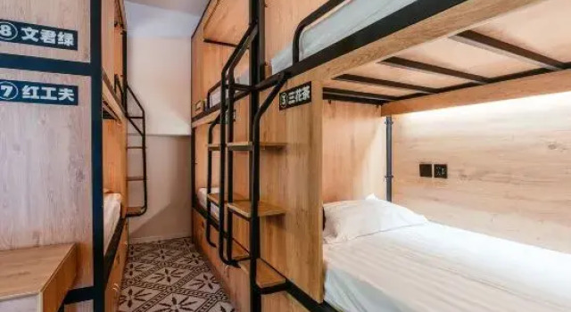 Кровать в общем номере Chengdu Local Tea Hostel Poshpacker