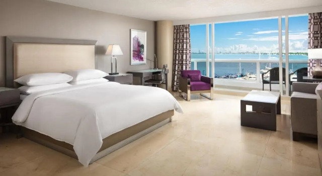 Двухместный полулюкс с балконом и с видом на залив DoubleTree by Hilton Grand Hotel Biscayne Bay