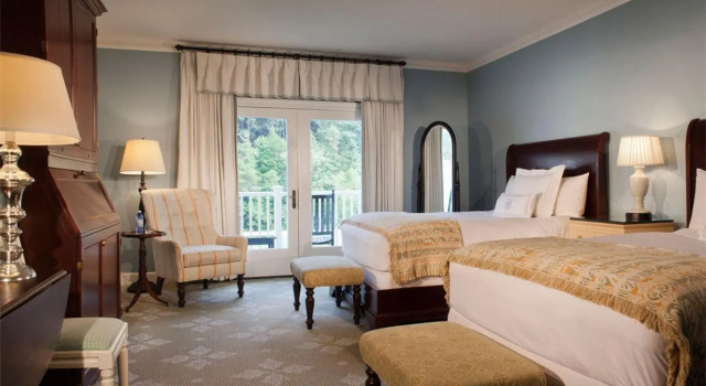 Четырёхместный номер Standard с красивым видом из окна Omni Bedford Springs Resort & Spa