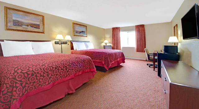 Четырёхместный номер Standard Days Inn by Wyndham St. Louis/Westport MO