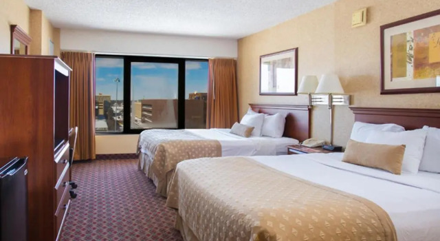 Четырёхместный номер Standard Ramada by Wyndham Topeka Downtown Hotel & Convention Center