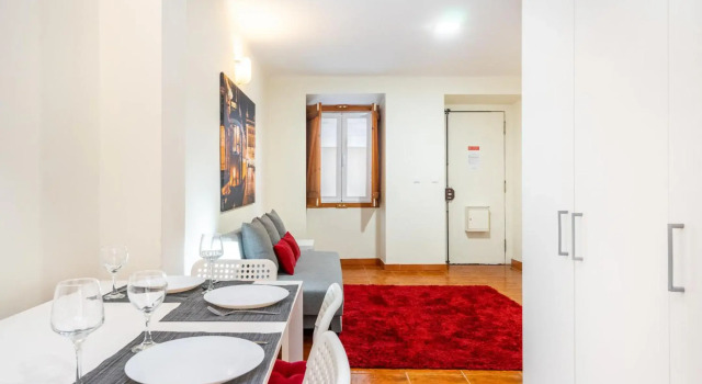 Lisboa, Charming Patio House, Central Lisbon, WIFI, Air Conditioning, Near Metro, by IG