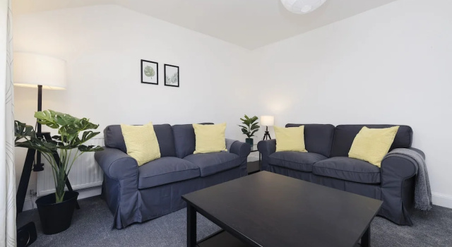 Коттедж c 1 комнатой JOIVY Beautiful 2-Br Mews Home, Near Princes Street