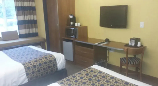 Четырёхместный номер Standard Microtel Inn & Suites by Wyndham Columbus Near Fort Benning