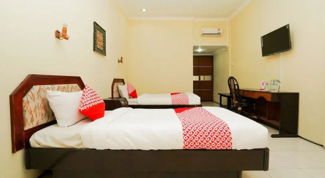 Двухместный номер Standard с балконом RedDoorz at Hotel Tampiarto Probolinggo Jawa Timur