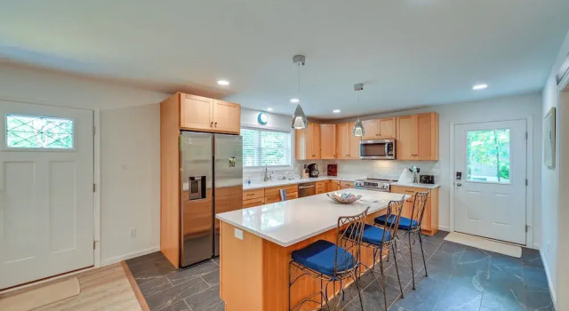 Апартаменты Coastal Comfort: Rehoboth Beach Getaway w/ Porch!