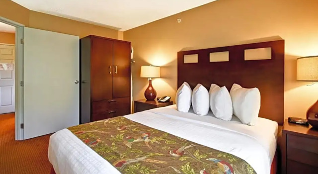 Люкс GrandStay Hotel & Suites La Crosse