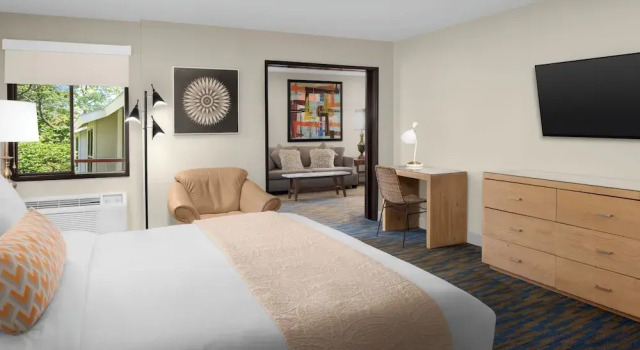 Полулюкс Superior Ashland Hills Hotel & Suites