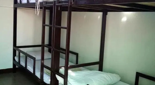 Кровать в общем номере с балконом The North Hotel