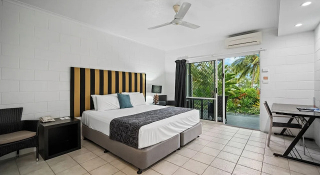 Двухместный номер Standard с балконом и с видом на бассейн Colonial Palms Motor Inn
