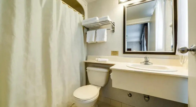 Четырёхместный номер Standard Monte Carlo Inn Oakville Suites