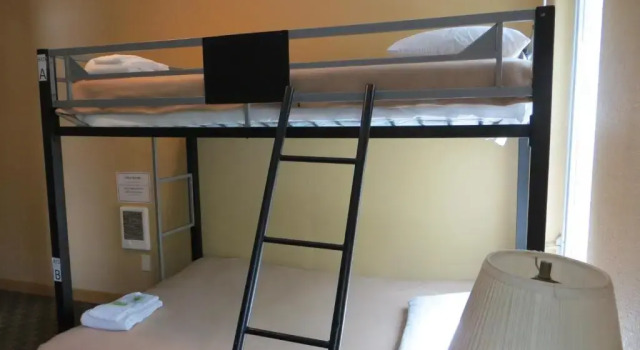 Кровать в общем номере Downtown Value Inn