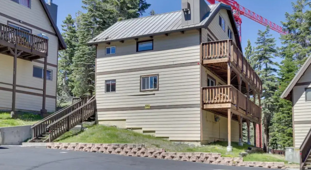 Mammoth Lakes Condo w/ Fireplace & Mountain Views