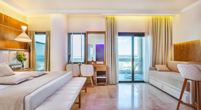 Люкс с балконом и с видом на море Porto Marine Hotel