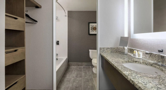 Четырёхместный номер Standard Courtyard Fort Worth Downtown/Blackstone