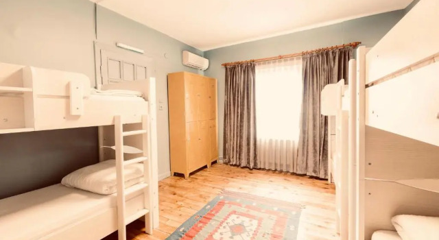 Кровать в общем номере (женский номер) Cheers Midtown Hostel