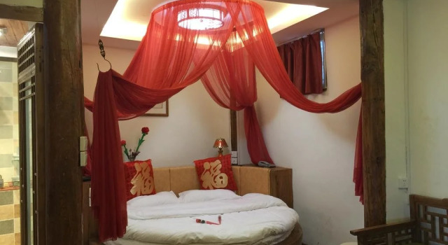 Lijiang Bird&Fish Inn, Забронировать Отель Лицзян Юньнань, рядом с Улица Сквер-стрит Древнего города Даянь