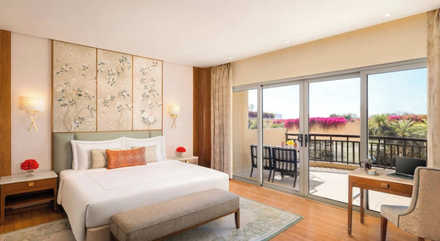 Номер Deluxe с балконом и с видом на внутренний двор Taj Surajkund Resort & Spa, Delhi NCR