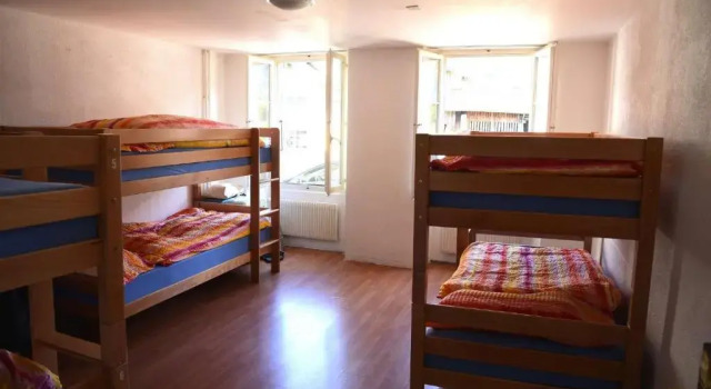 Кровать в общем номере Residence Jungfrau