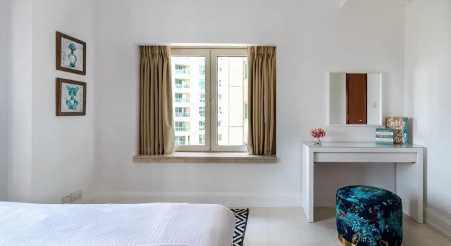 Elegant 3BR in Dubai Marina With Scenic Views!, Забронировать Апартаменты/квартира Дубай-Марина , рядом с Международный яхт-клуб Дубая