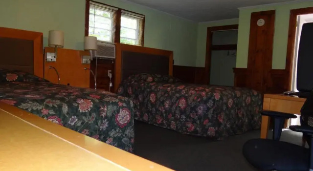 Четырёхместный номер Standard Jonathan Edwards Motel