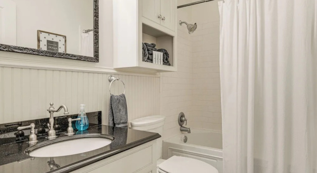 Коттедж с 2 комнатами Brenham Rental w/ Deck & Yard < 1 Mi to Downtown!